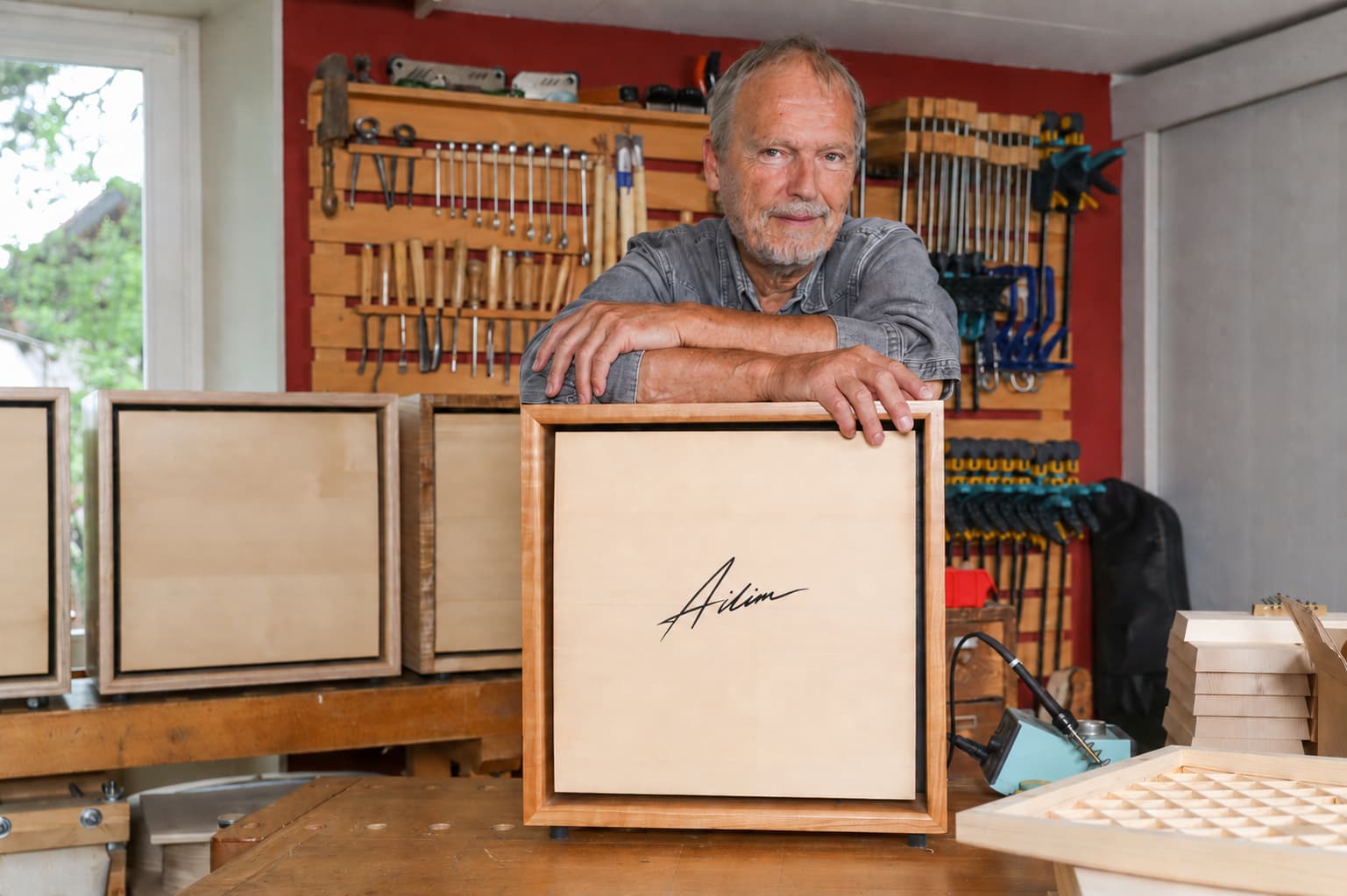 Jeanmichel Capt dans son atelier avec plusieurs Ailim